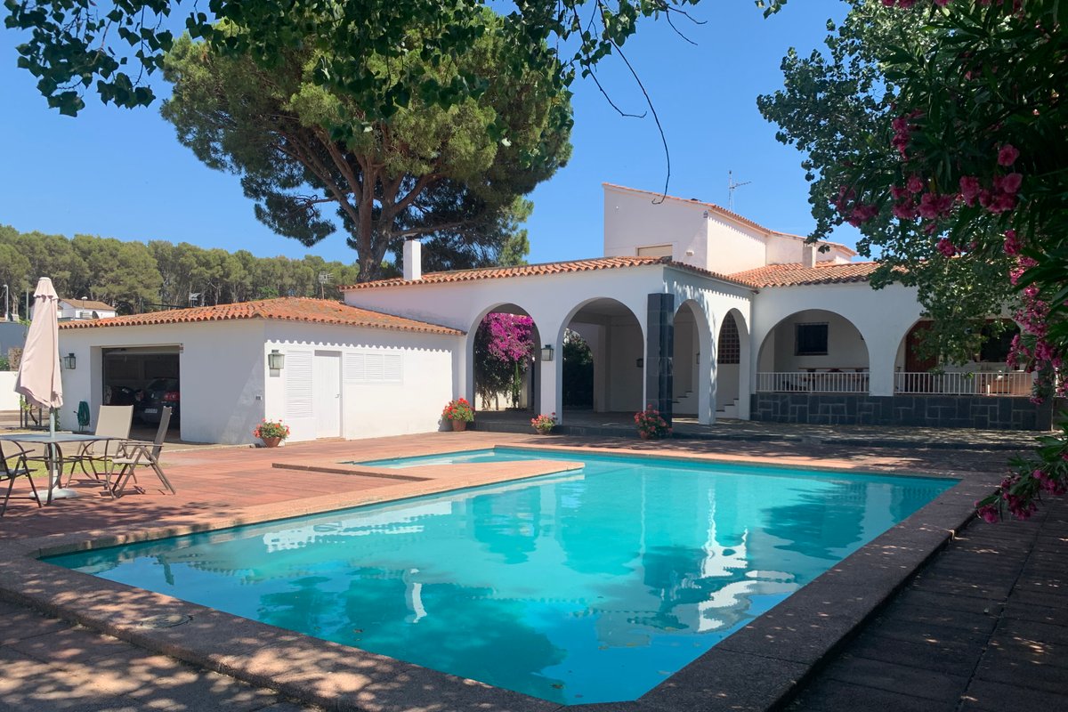 Large exclusive house with private garden and pool