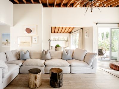 Ocean view. Walk to Carbon Beach. Upscale home