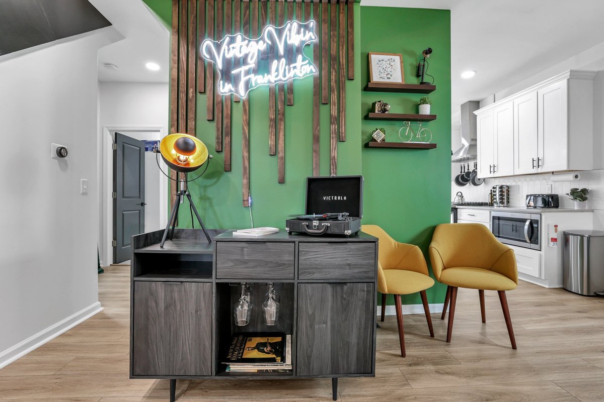 King Beds+Games | HUGE Downtown Retreat | Dogs ok