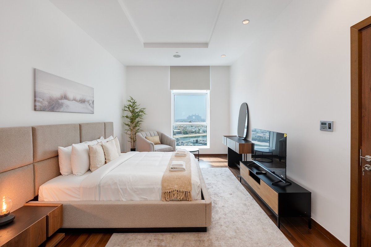 Modern & Spacious 3BR Palm Apt w/ Beach Access gallery image 4