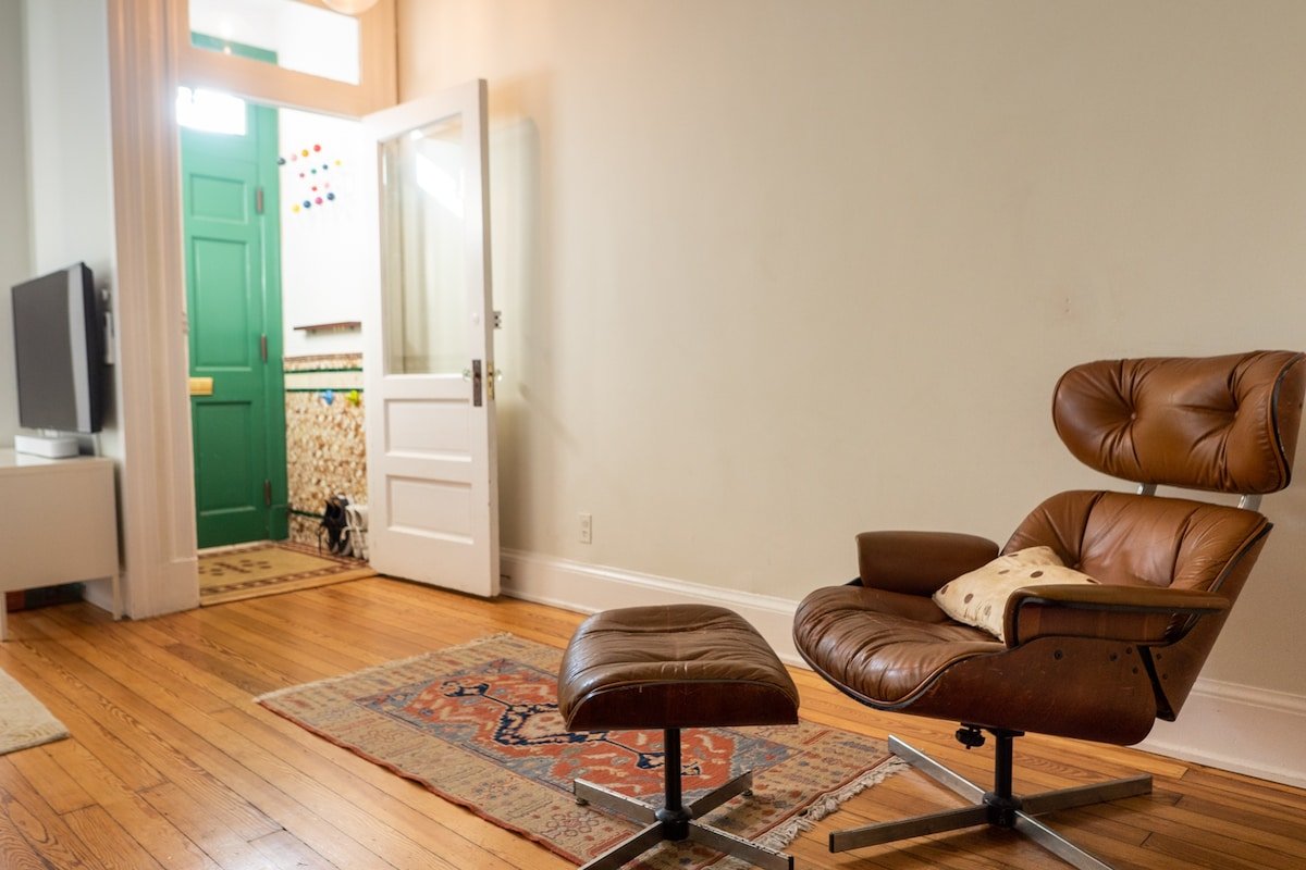 2BR Capitol Hill Light Filled Home Family Friendly gallery image 5