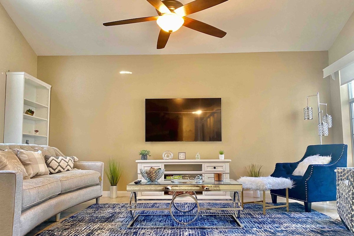 Elegant 5br Estate 6m 2 strip w pool & pool table gallery image 3