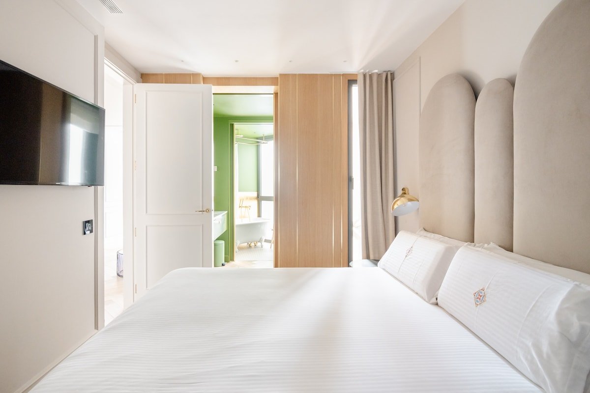 Luxury apartment w/terrace gallery image 3