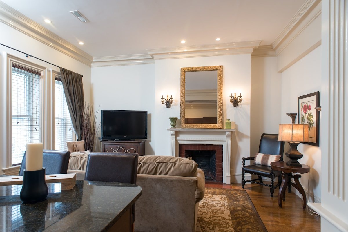 3BR / 2BA + Prvt Deck in Back Bay gallery image 2