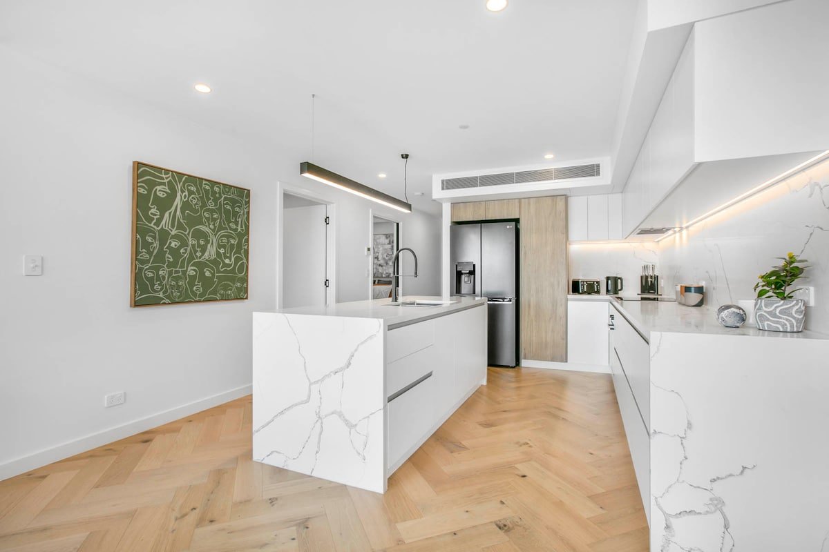 Luxury CBD Penthouse – Breathtaking Mountain Views gallery image 5