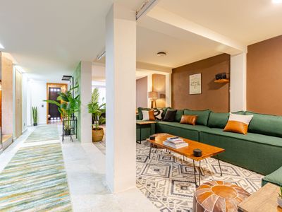 Modern Spacious & Remodeled Home + 2 Patios + AC