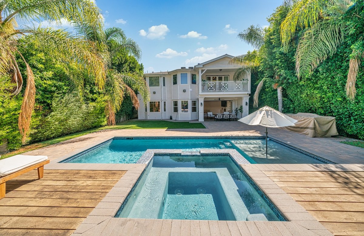 Crystal Outstanding House w Heated Pool & Jacuzzi gallery image 2