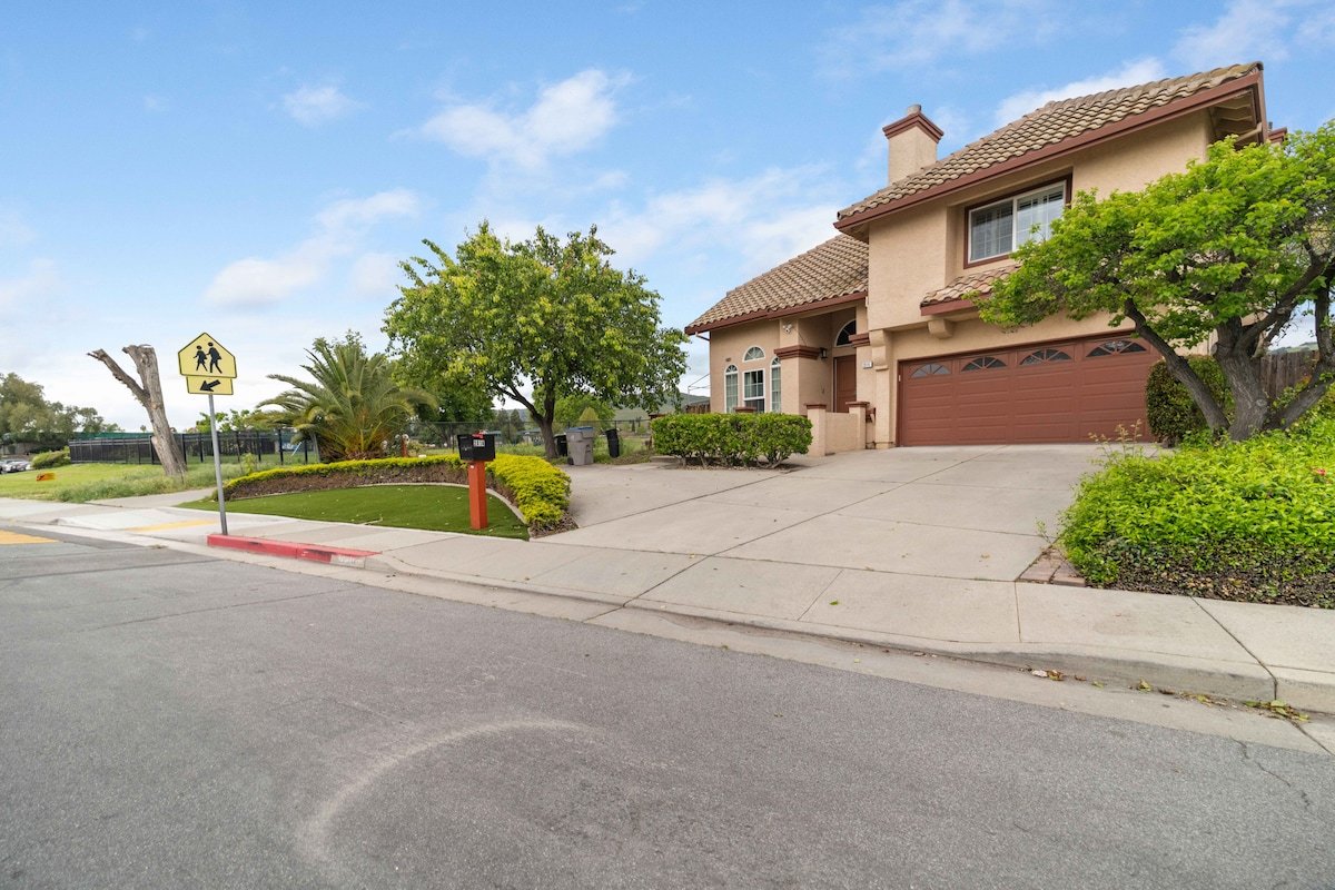 Large Modern Home in Evergreen gallery image 3