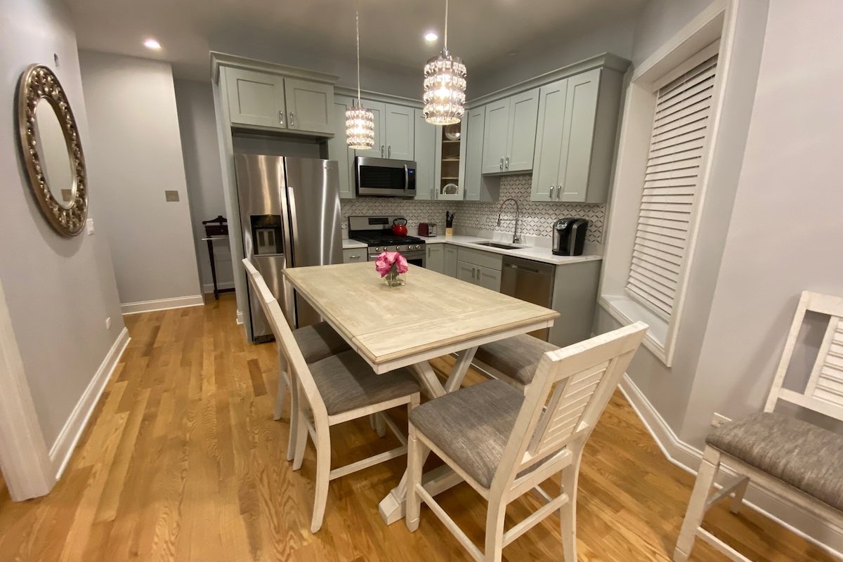 Wrigleyville Inn. Historic Greystone, Free Parking gallery image 5