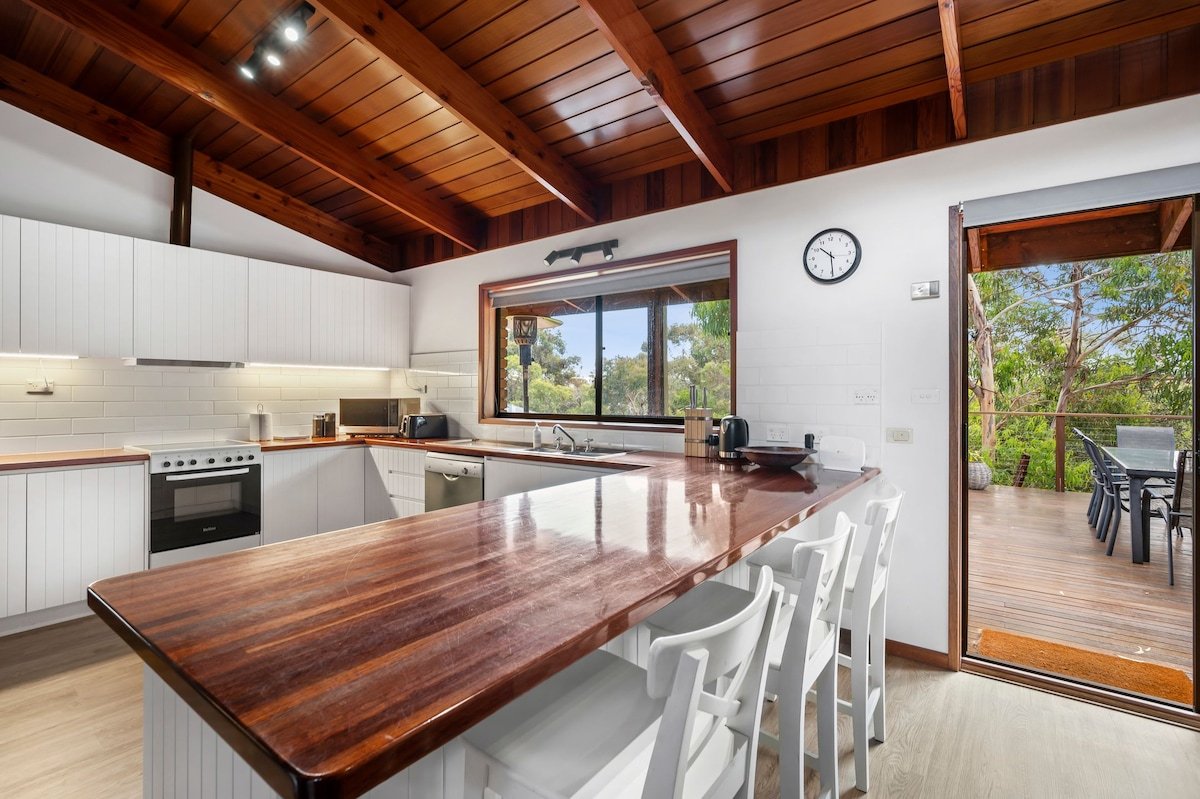 Spacious Two Family Home – pool table and more! gallery image 3