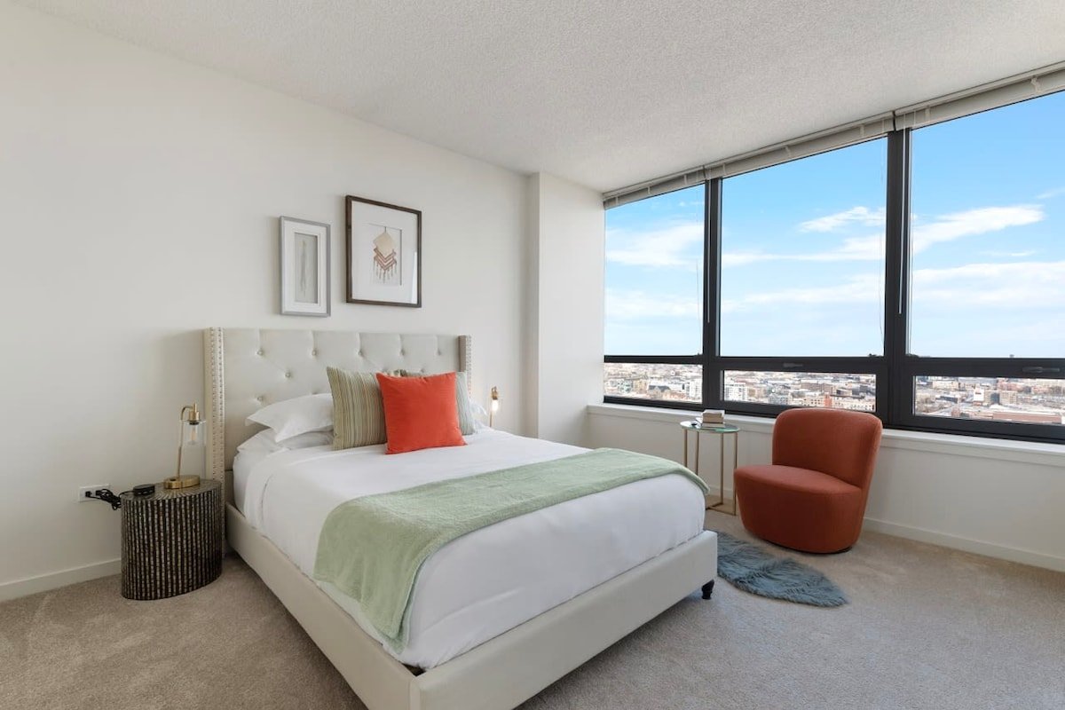 West Loop 2BR with Skyline Views + Prime Location gallery image 4