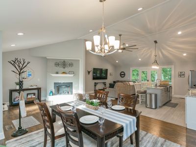 RANCH BEAUTY – 3Bd/2Ba, King Bed, Mins to Broadway