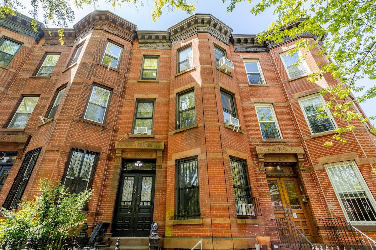 Main Parlor Level Brownstone w/ Private Backyard gallery image 5