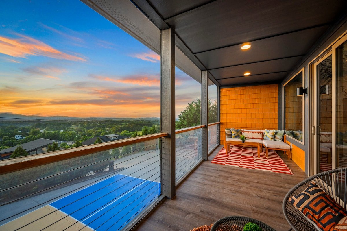 Pickleball Court, Spa Room, Newly Remodeled Home! gallery image 4