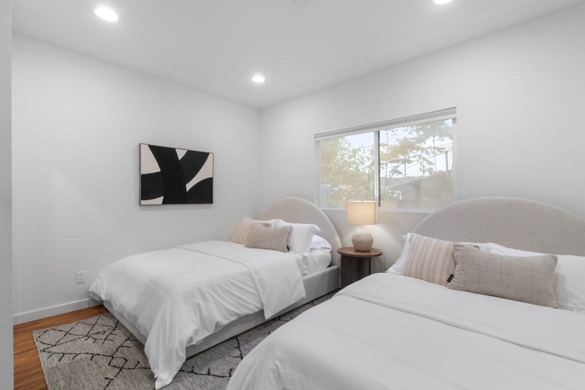 Gated Luxe 4BR By Hollywood Walk of Fame + Parking gallery image 4