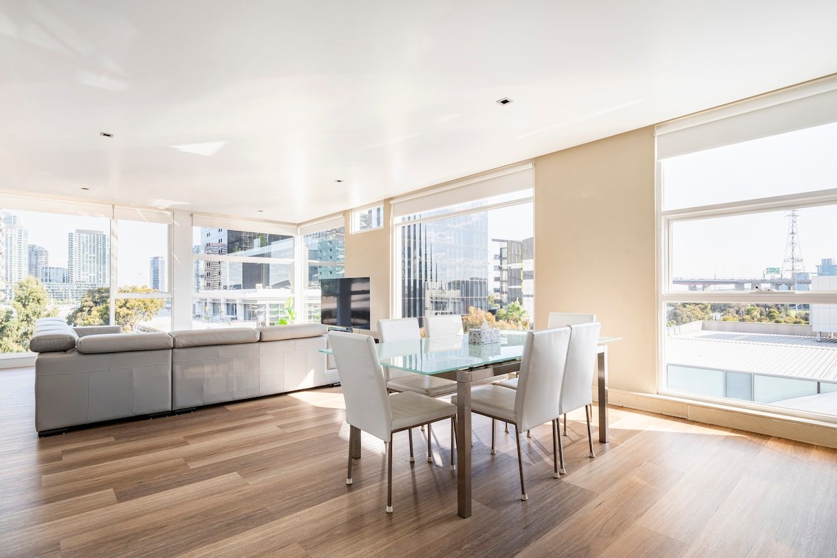 Docklands Luxury Penthouse Above the Shopping Town gallery image 3