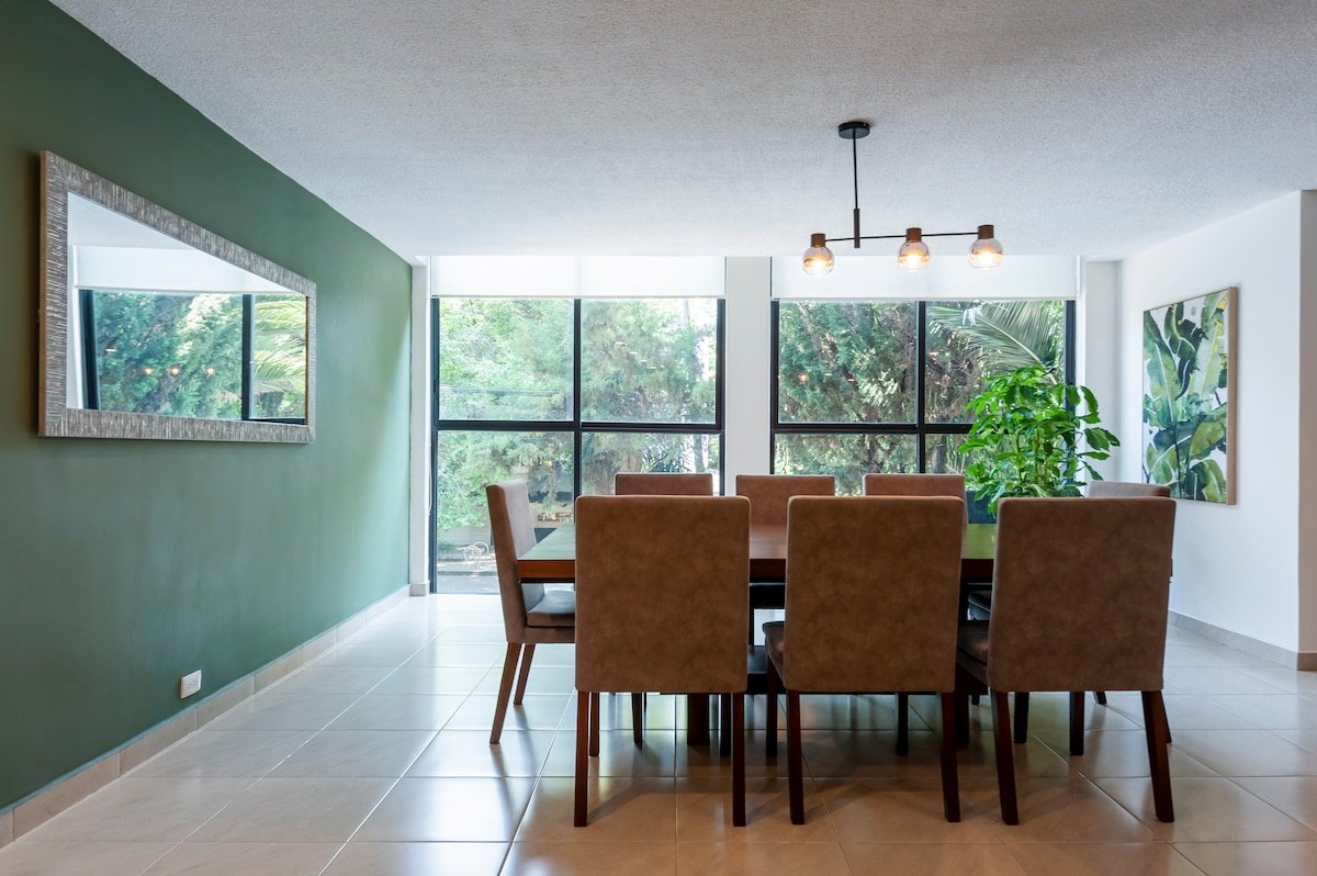 Large 3BR Apartment with exceptional street views gallery image 5