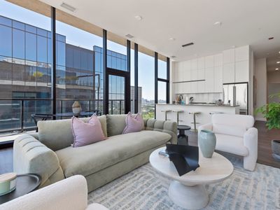 Prime 4BR Penthouse w/ Skyline Views for Families
