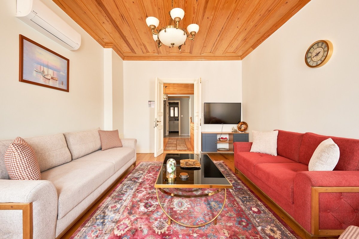 Nostalgic & Comfortable Historical Home! gallery image 3