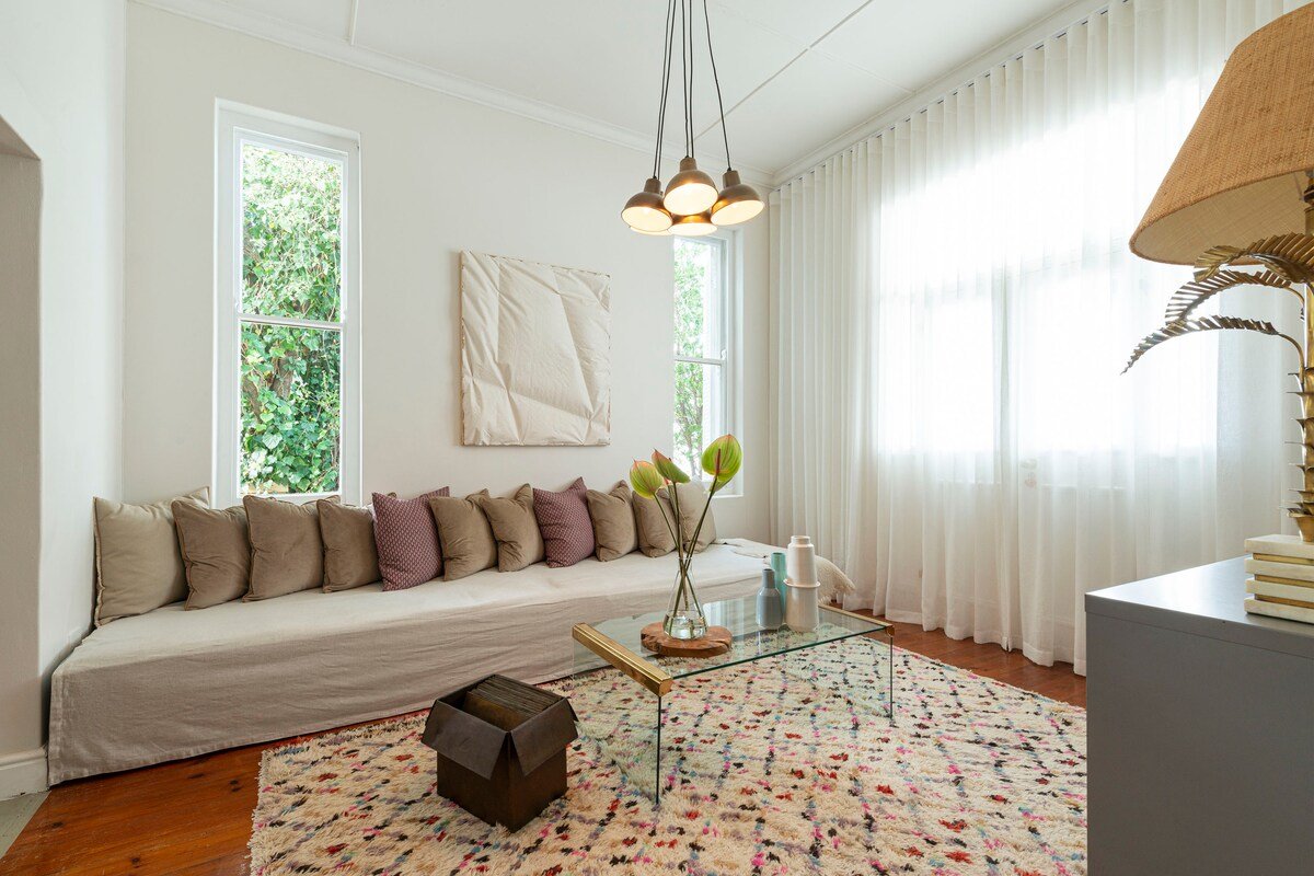 2BR Designer Victorian with Mountain View’s / Pool gallery image 5