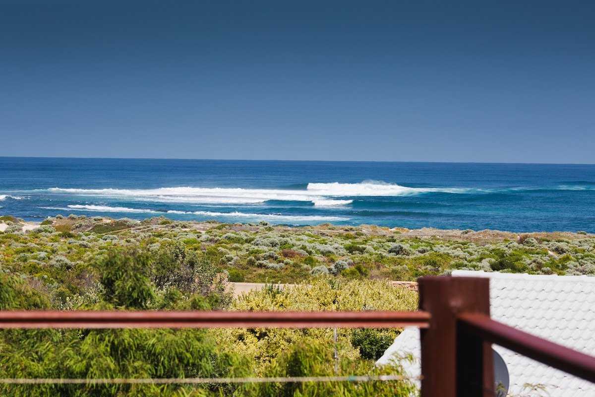 Bondys Beach House—Panoramic Beachside Living gallery image 5