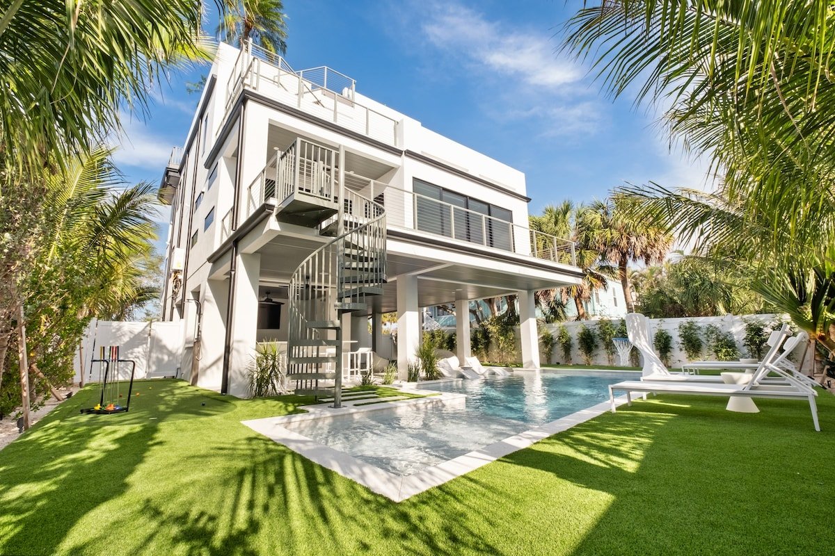 Rooftop Deck, Pool, and Golf Cart at Deckadence gallery image 4