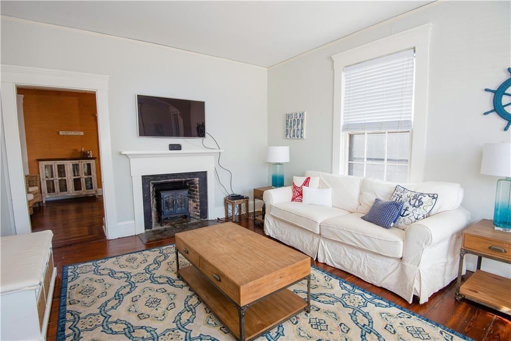 Charming Downtown Home – 4 Car Parking & Backyard! gallery image 5