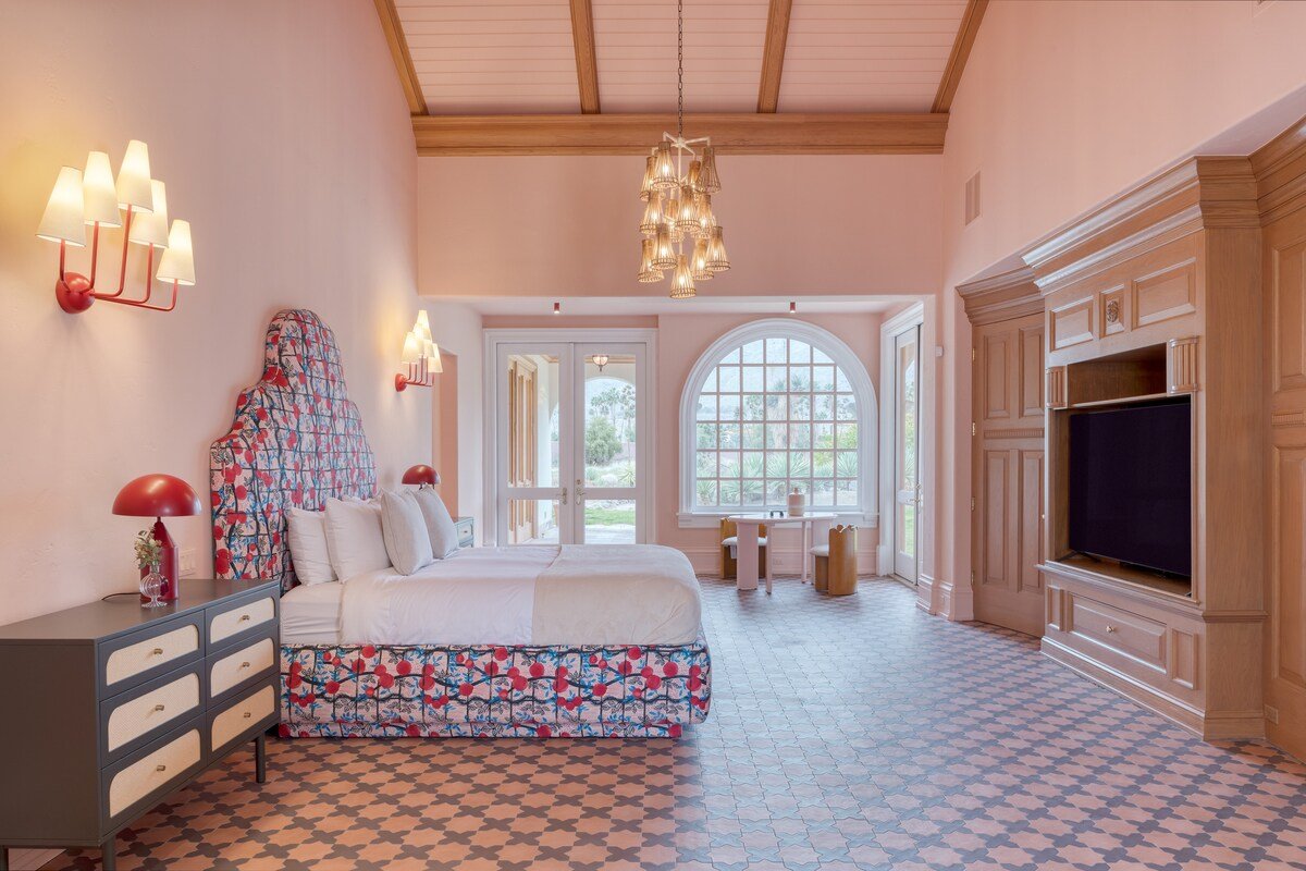 The Pond Estate | Sleeps 20 | 12 Acre Desert Oasis gallery image 2