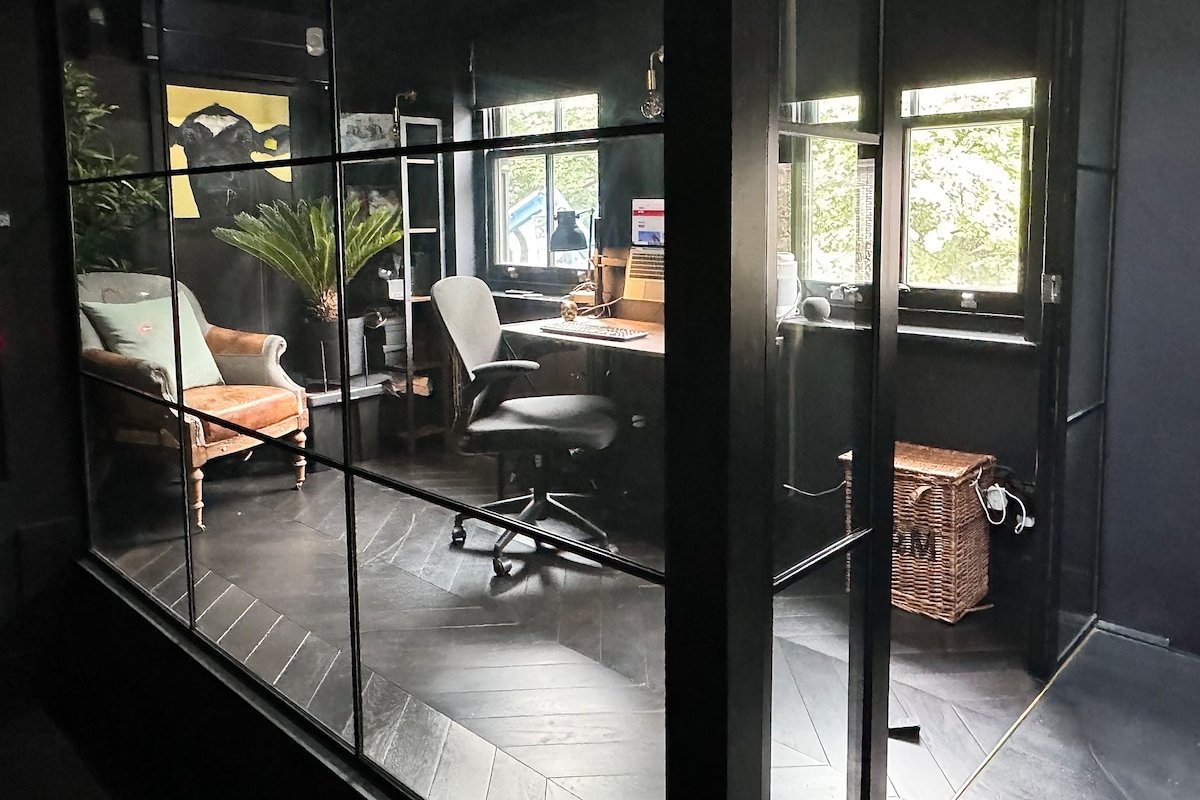 The Black Mews | Hyde Park | Luxurious | Peaceful gallery image 5