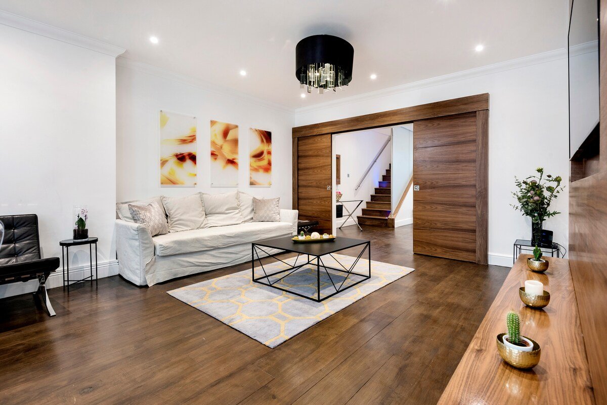 Stylish Apartment with Patio in Central London gallery image 5