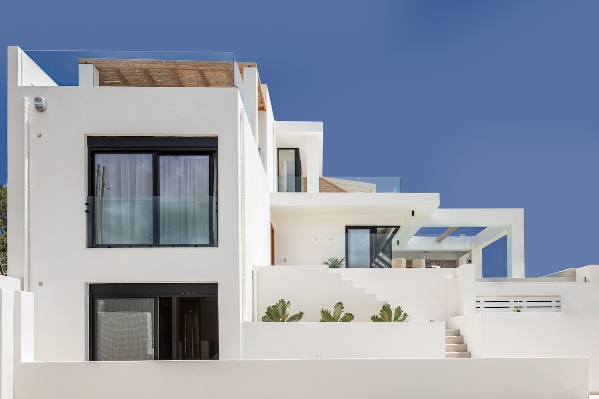 Upscale 3bd BBQ, Sauna, Steps to Beach & Amenities gallery image 5