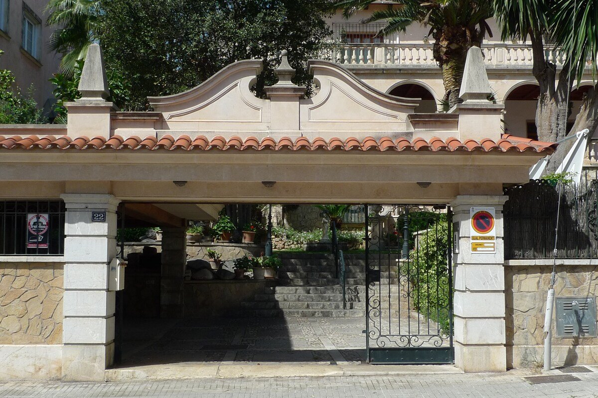 Villa en la ciudad de Palma con jardin y piscina gallery image 3