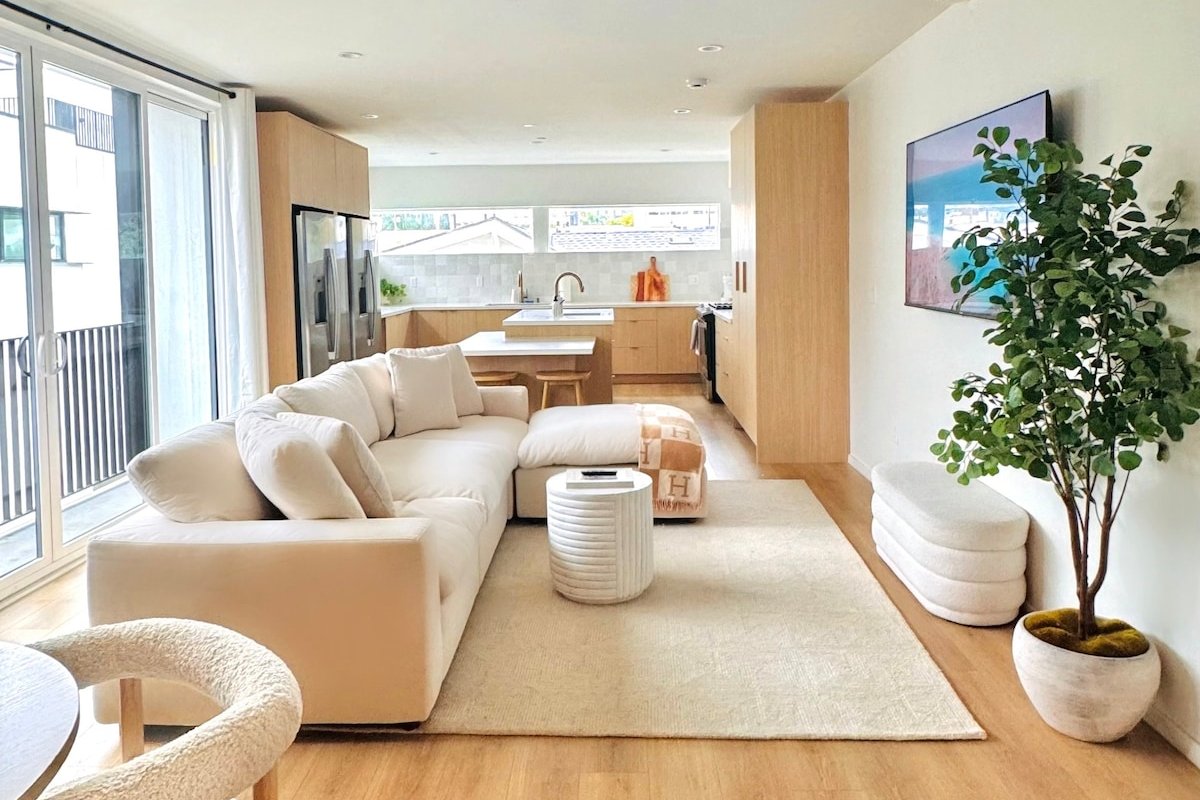 Hollywood View Home | Spacious, Bright & Private gallery image 2