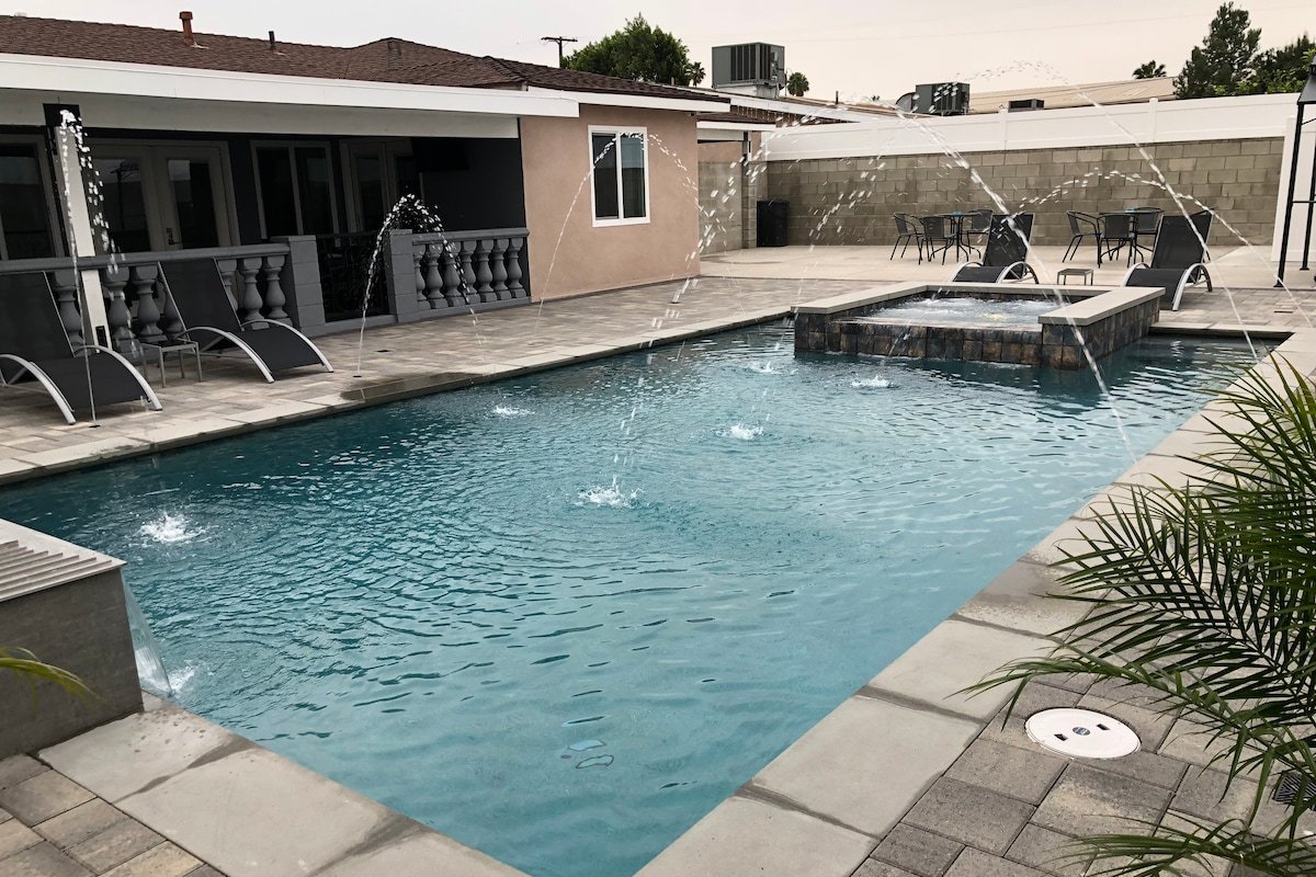 Beautiful One of a kind Home with Pool & Jacuzzi! gallery image 2