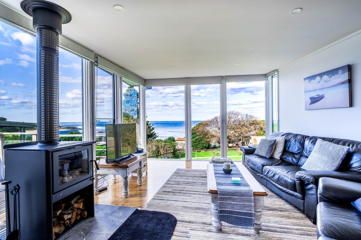 Coastal Haven – Ocean views, Minutes to the beach gallery image 2