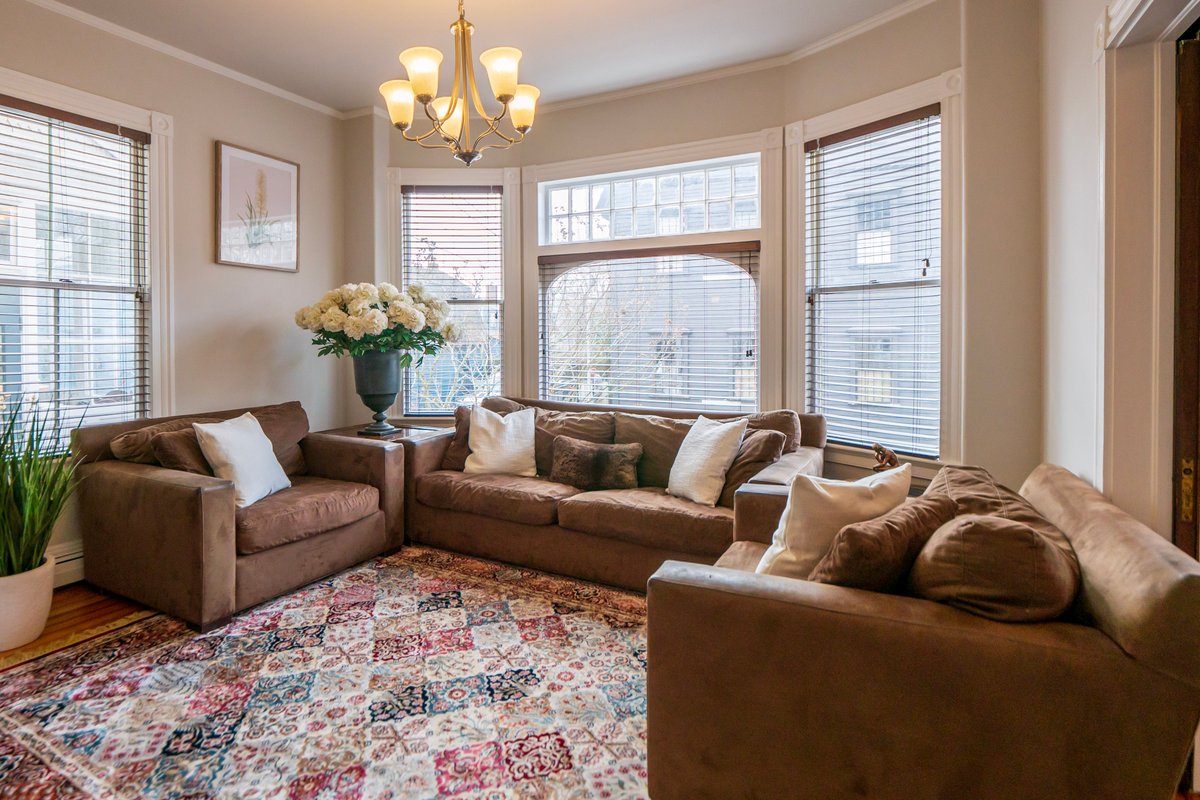 Central Downtown Newport House & Courtesy Parking