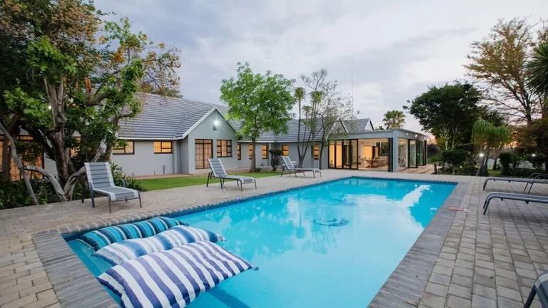 The Villa - Sparkling Pool
