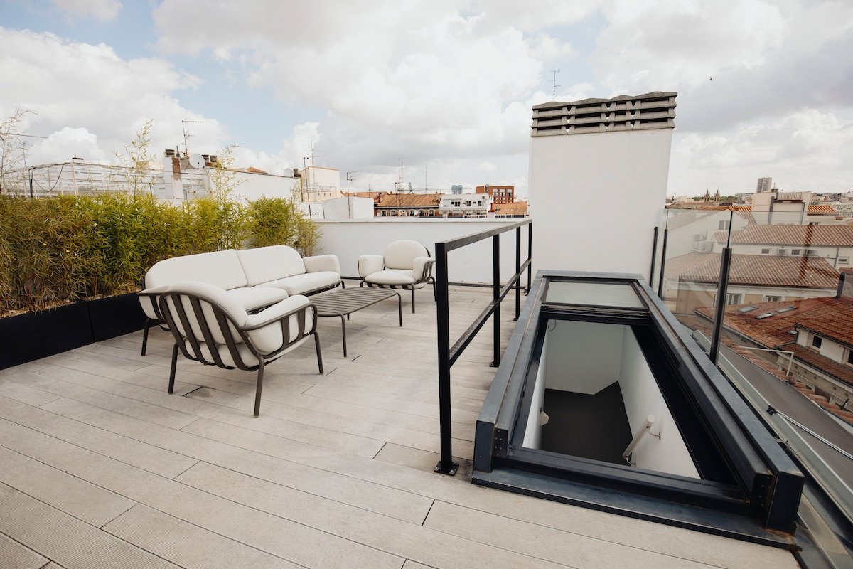 3-bedroom duplex, rooftop terrace, Reina Sofia, AC gallery image 4
