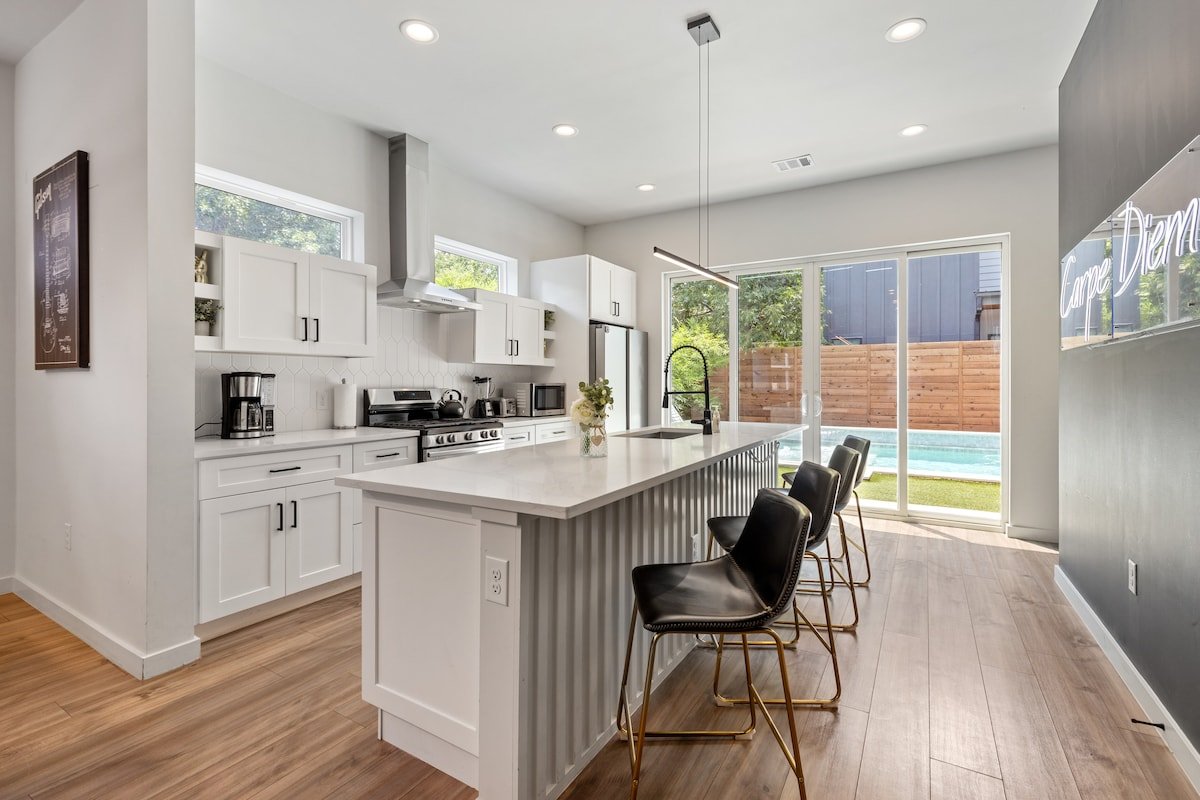 Downtown Luxury Oasis – Heated Pool! (5 Bedrooms) gallery image 4