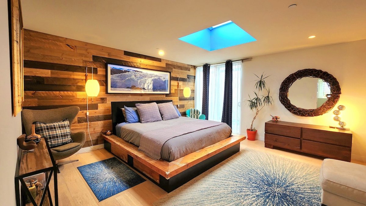 Pristine Architectural Loft in WeHo – Artsy Modern gallery image 3