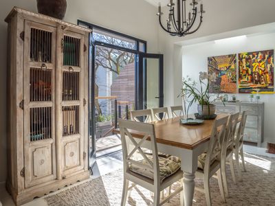 Family home sleeps 8 in central Green Point