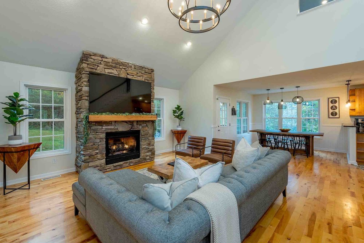 The Eclaire | 4500 sqft 3-Story Home | 16 Guests gallery image 4