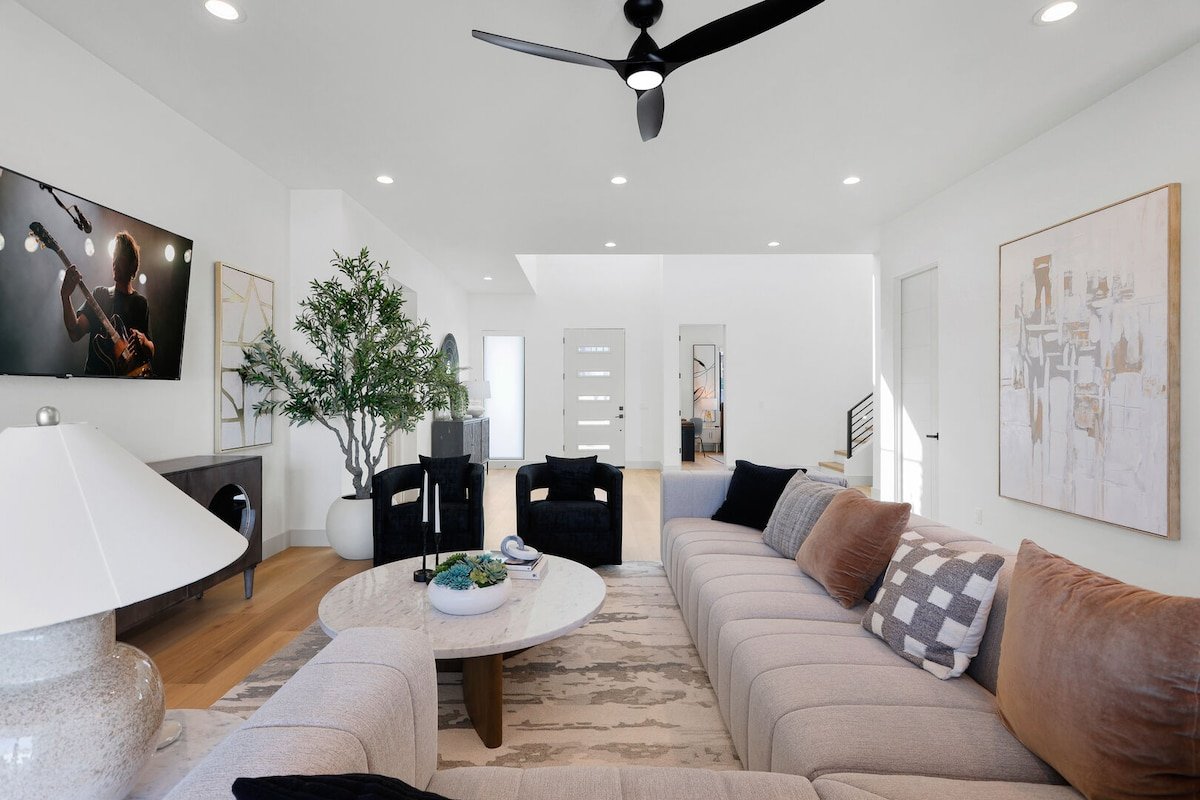 Sunrift-Pool & Spa-Game Room-Walk to Old Town! gallery image 5