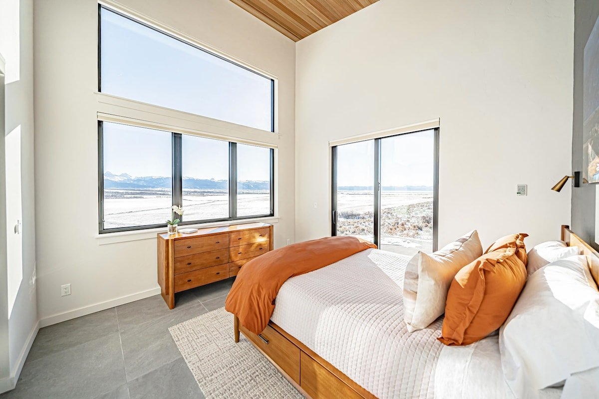 Basecamp Stays: Lux Retreat, Epic Views, & Hot Tub gallery image 4