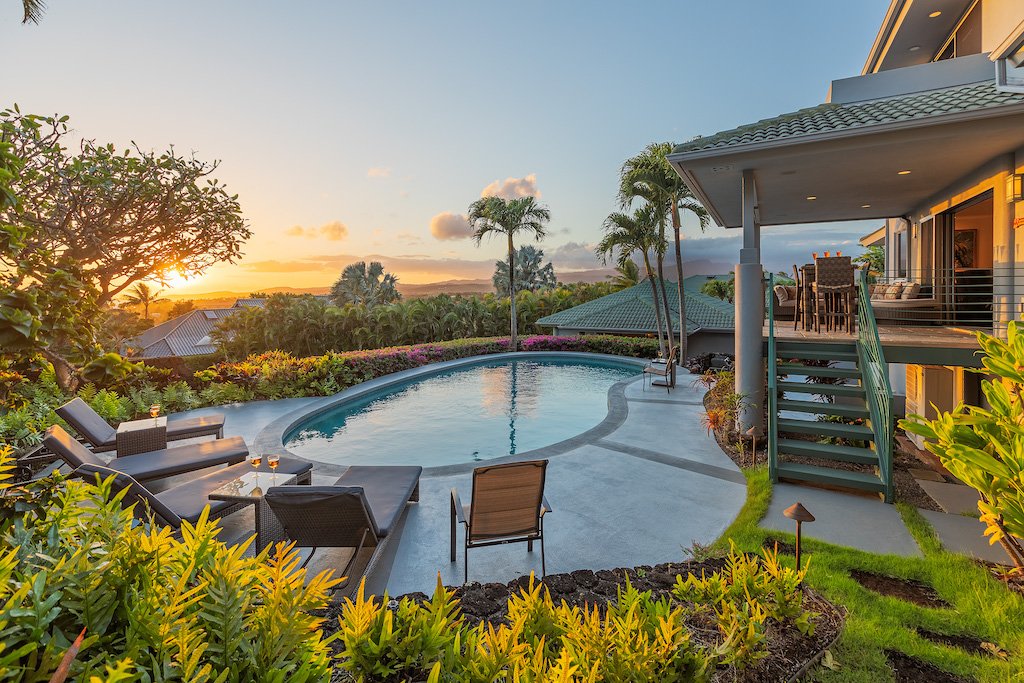 Walk to Beaches, Heated Pool, Ocean views + Ohana!