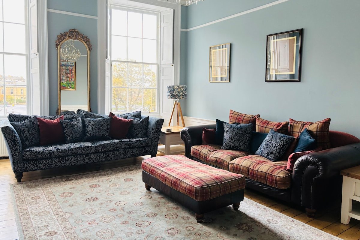 SALE! Enormous Luxury 4 Bed, Sleeps 8-10 gallery image 2