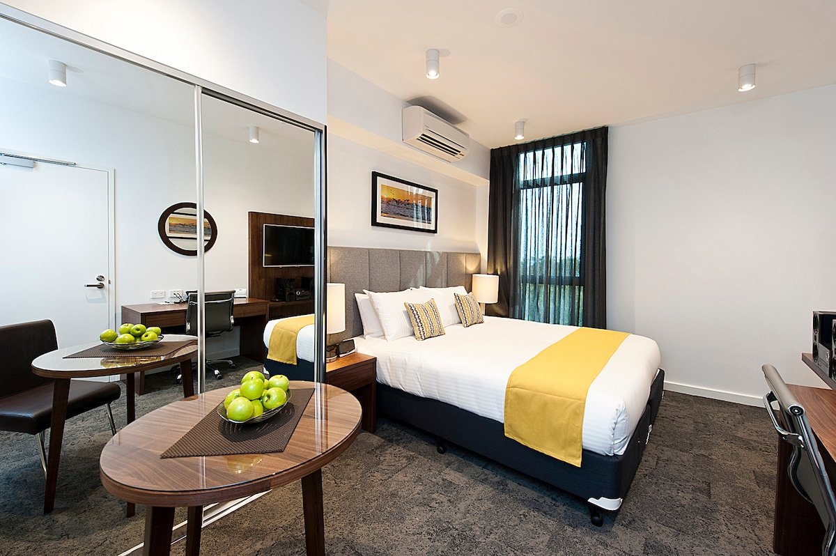 Modern Two Bedroom Apartment in the Heart of Rockingham gallery image 3