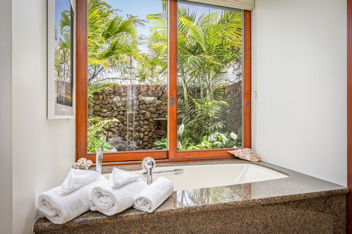 Pohinahina Hale – Modern & Private | Onsite Staff gallery image 3