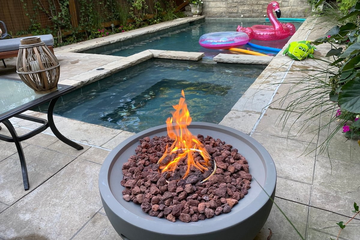 Year-Round Heated Pool & Hot Tub Family Oasis gallery image 4