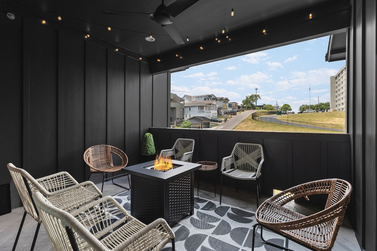 TWO Adjacent Homes by 12 South, Belmont -Sleeps 24 gallery image 3